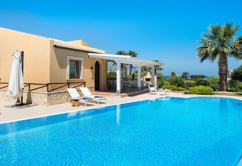 Villa Cornino - Custonaci, Sicilia: Acqua, Cielo, Proprietà, Pianta, Piscina, Azzurro, Costruzione, Albero, Shade, Tempo Libero