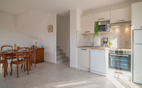 Aubépines: Cabinetry, Mobilia, Controsoffitto, Costruzione, Legna, Interior Design, Pavimentazione, Cucina, Pavimento, Elettrodomestico Da Cucina