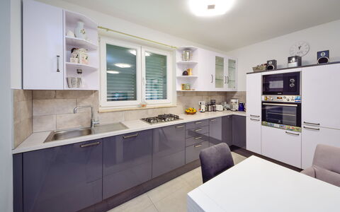 Nena: Cabinetry, Rubinetto, Mobilia, Lavello, Controsoffitto, Lavandino Della Cucina, Idraulico Fixture, Casa, Costruzione