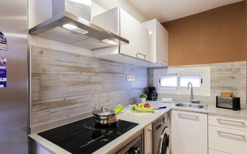 Aida 202: Controsoffitto, Cucina, Elettrodomestico Da Cucina, Apparecchio Major, Cabinetry, Pavimentazione, Interior Design, Legna, Mobilia, Elettrodomestico