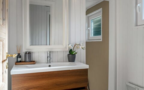 Suvi - 700M from the Sea: Pavimentazione, Interior Design, Legna, Pavimento, Mobiletto Del Bagno, Idraulico Fixture, Cabinetry, Bagno, Lavandino Del Bagno, Lavello