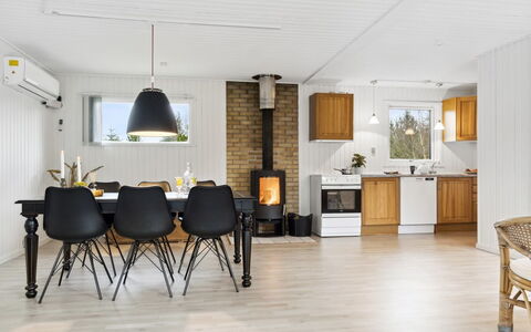 Suvi - 700M from the Sea: Mobilia, Interior Design, Pavimentazione, Pavimento, Soffitto, Camera, Sedia, Tavolo, Appartamento, Cucina & Sala Da Pranzo Tavolo