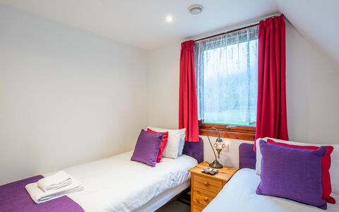 Lothlorien Lodge 4: Casa, Camera Da Letto, Color Legno, Latifoglie, Bedding, Letto, Lenzuolo, Telaio Del Letto