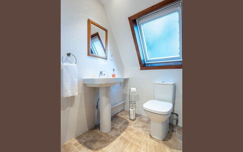 Woodhaven: Pavimentazione, Pavimento, Idraulico Fixture, Bagno, Interior Design, Soffitto, Gabinetto, Idraulico, Camera, Casa