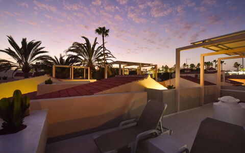 Velsuites 1: Nube, Cielo, Shade, Mobili Da Esterno, Architettura, Località Balneare, Pianta, Albero, Piscina, Arecales