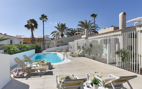 Velsuites 1: Cielo, Giorno, Costruzione, Azzurro, Albero, Mobili Da Esterno, Piscina, Shade, Arecales, Località Balneare