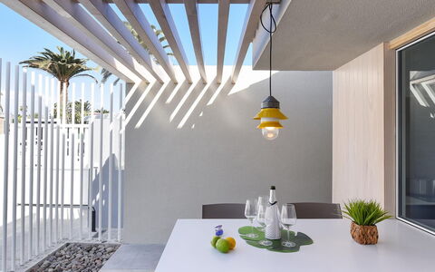 Velsuites 1: Tavolo, Proprietà, Mobilia, Costruzione, Pianta, Legna, Shade, Illuminazione, Architettura, Tavola
