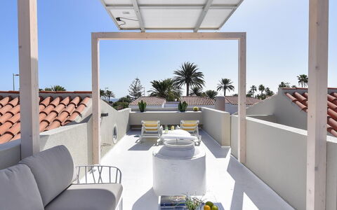 Velsuites 1: Cielo, Mobilia, Pianta, Sedia, Tavolo, Shade, Costruzione, Soggiorno, Interior Design, Divano