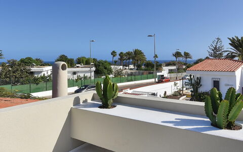 Velsuites 1: Cielo, Pianta, Shade, Albero, Costruzione, Arecales, Urban Design, Street Luce, Mobili Da Esterno, Casa
