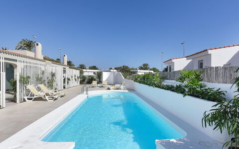 Velsuites 1: Acqua, Cielo, Proprietà, Costruzione, Piscina, Azzurro, Pianta, Shade, Albero, Corpo D'Acqua