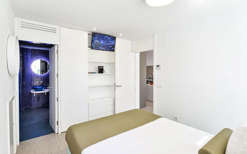 Velsuites 1: Interior Design, Pavimentazione, Pavimento, Camera Da Letto, Letto, Mobilia, Camera, Soffitto, Lenzuolo, Bedding