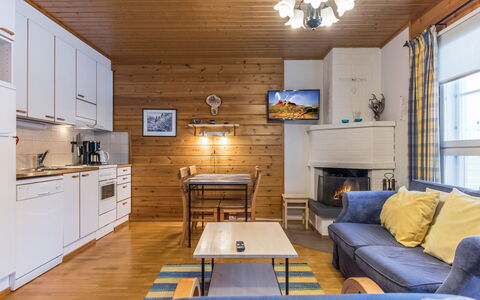 Urupää D 17: Mobilia, Legna, Interior Design, Soffitto, Camera, Pavimento, Pavimentazione, Casa, Tavolo, Soggiorno