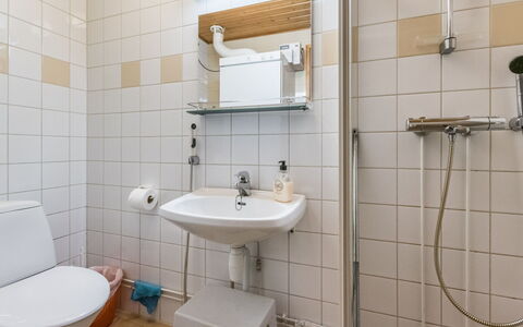 Urupää D 17: Bagno, Lavandino Del Bagno, Idraulico Fixture, Toilet Seat, Gabinetto, Lavello, Interior Design, Pavimentazione, Pavimento, Rubinetto