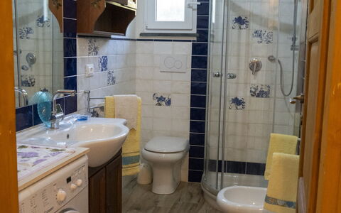 Podere Vallino: Lavanderia, Mobiletto Del Bagno, Lavello, Proprietà, Idraulico Fixture, Rubinetto, Lavandino Del Bagno, Viola, Costruzione, Bagno