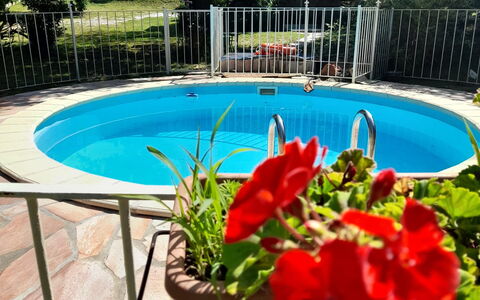 Podere Vallino: Acqua, Fiore, Pianta, Costruzione, Piscina, Vaso Di Fiori, Albero, Azzurro, Botanica, Recinzione