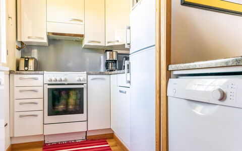Soidinaukia a 3: Elettrodomestico Da Cucina, Apparecchio Major, Pavimentazione, Cucina, Interior Design, Elettrodomestico, Legna, Pavimento, Camera, Cabinetry