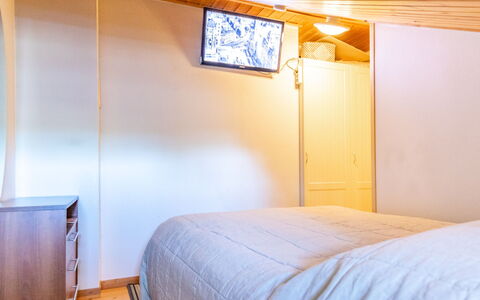 Soidinaukia a 3: Pavimento, Pavimentazione, Interior Design, Letto, Legna, Camera Da Letto, Soffitto, Lenzuolo, Camera, Illuminazione
