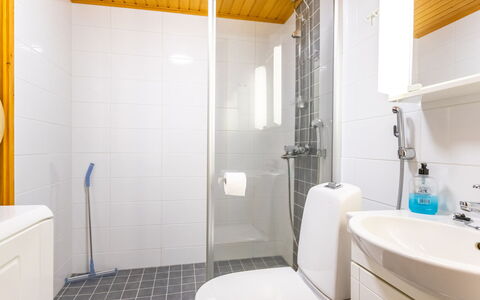 Soidinaukia a 3: Idraulico Fixture, Pavimentazione, Lavandino Del Bagno, Interior Design, Pavimento, Lavello, Bagno, Legna, Rubinetto, Soffitto