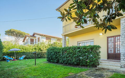 Appartamento Rita: Pianta, Cielo, Proprietà, Costruzione, Finestra, Vegetazione, Woody Impianto, Immobiliare, Erba, Facciata