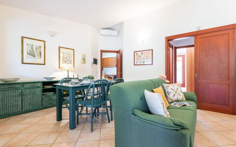 Domus Ema: Mobilia, Tavolo, Cornice, Azzurro, Costruzione, Legna, Interior Design, Sedia, Pavimento, Porta