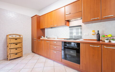 Domus Ema: Cabinetry, Proprietà, Controsoffitto, Bianca, Costruzione, Cucina, Elettrodomestico Da Cucina, Legna, Interior Design, Elettrodomestico