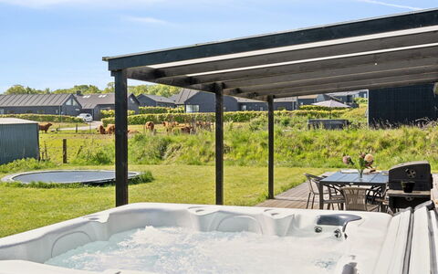 Jul - 300M from the Sea: Blu, Arbusto, Villetta, Groundcover, Giardino, Estate, Shade, Landscaping, Agriturismo, Eco Hotel