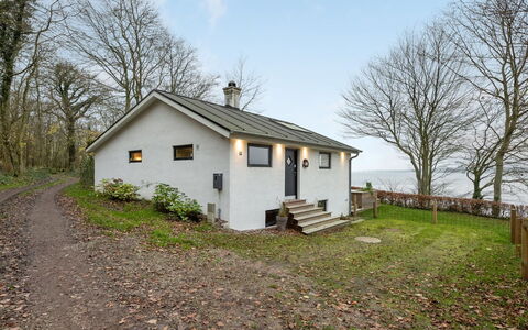 Lika - 25M to the Fjord: Zona Residenziale, Tetto, Sobborgo, Driveway, Estate, Camino