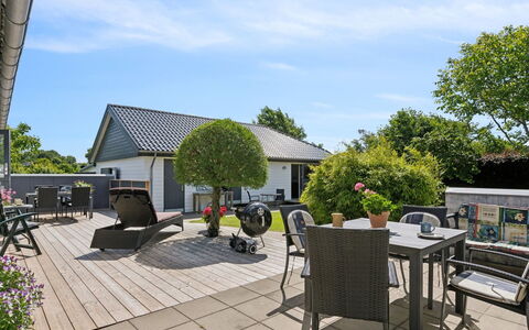 Alona - 90M from the Sea: Tetto, Casa, Porta, Villetta, Shade, Raccordo, Cortile, Estate, Backyard