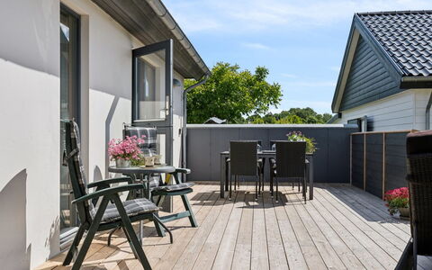 Alona - 90M from the Sea: Tetto, Casa, Porta, Villetta, Shade, Raccordo, Cortile, Estate, Backyard