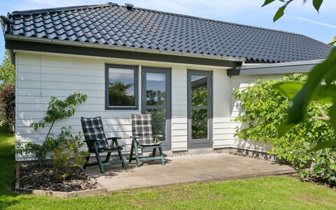 Alona - 90M from the Sea: Tetto, Casa, Porta, Villetta, Shade, Raccordo, Cortile, Estate, Backyard