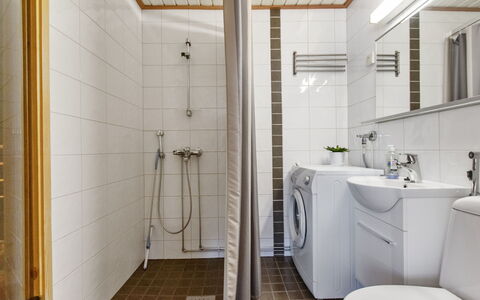 Siularinne B 8: Pavimentazione, Idraulico Fixture, Pavimento, Legna, Interior Design, Lavello, Soffitto, Bagno, Rubinetto, Idraulico