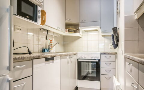 Soidinaukia a 11: Elettrodomestico Da Cucina, Cucina, Apparecchio Major, Controsoffitto, Interior Design, Cabinetry, Pavimentazione, Elettrodomestico, Lavello, Pavimento