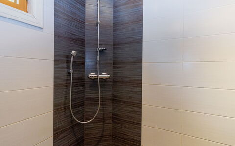 Anttoora 3: Pavimentazione, Pavimento, Bagno, Idraulico Fixture, Materiale Composito, Piastrella, Soffione Doccia, Doccia, Idraulico