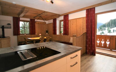 Zauberwinkel 800.3: Marrone, Cabinetry, Controsoffitto, Lavello, Legna, Finestra, Cucina, Illuminazione, Pavimentazione, Pavimento