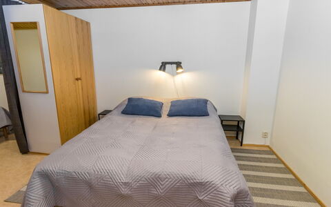 Teerenpesue e 36 Gaissa: Letto, Camera Da Letto, Pavimento, Pavimentazione, Lenzuolo, Interior Design, Bedding, Mobilia, Legna, Biancheria