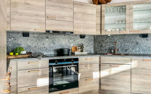 Kontiokota: Cabinetry, Cucina, Controsoffitto, Mobilia, Elettrodomestico Da Cucina, Legna, Cassetto, Pavimentazione, Credenza, Interior Design