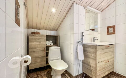 Kontiokota: Pavimentazione, Idraulico Fixture, Pavimento, Legna, Mobiletto Del Bagno, Lavandino Del Bagno, Lavello, Interior Design, Bagno, Rubinetto