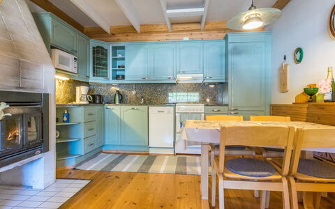 Teerenpesue G 60: Cucina, Interior Design, Pavimentazione, Mobilia, Controsoffitto, Pavimento, Legna, Cabinetry, Soffitto, Camera