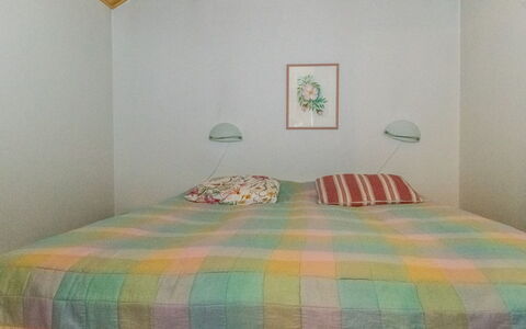 Teerenpesue G 60: Letto, Interior Design, Camera Da Letto, Parete, Lenzuolo, Bedding, Mobilia, Soffitto, Pavimento, Legna
