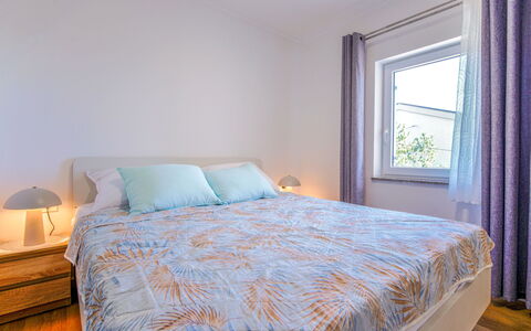 Karlobag 180: Letto, Interior Design, Mobilia, Camera Da Letto, Parete, Pavimento, Pavimentazione, Lenzuolo, Bedding, Legna