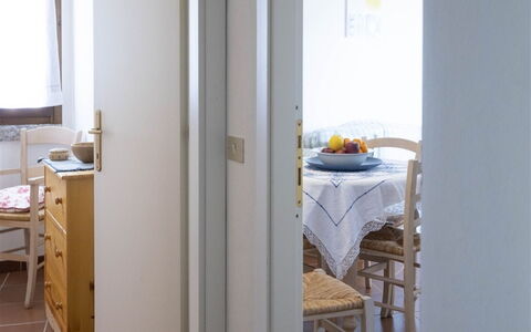 Pedra Rujia: Mobilia, Costruzione, Tavolo, Finestra, Sedia, Porta, Comfort, Legna, Tenda, Latifoglie