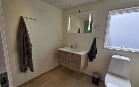 Grep - 800M from the Sea: Pavimentazione, Pavimento, Parete, Idraulico Fixture, Legna, Lavandino Del Bagno, Lavello, Interior Design, Bagno, Idraulico