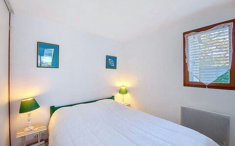 Saint Palais sur Mer 198: Letto, Mobilia, Camera Da Letto, Interior Design, Legna, Pavimento, Pavimentazione, Lenzuolo, Camera, Soffitto