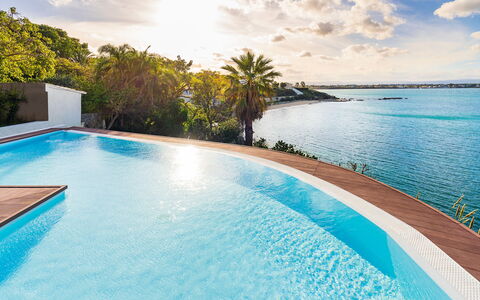 Villa Maddalena - Siracusa, Sicilia: Acqua, Nube, Cielo, Giorno, Proprietà, Pianta, Blu, Piscina, Azzurro, Albero
