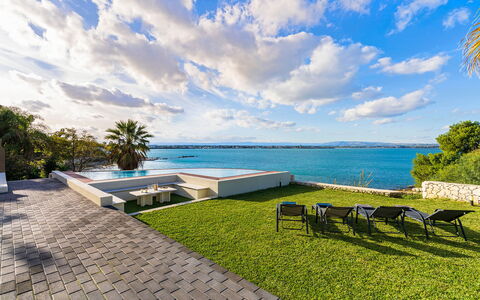Villa Maddalena - Siracusa, Sicilia: Nube, Acqua, Pianta, Cielo, Mobilia, Azzurro, Mobili Da Esterno, Shade, Albero, Costiera E Morfologie Oceanic