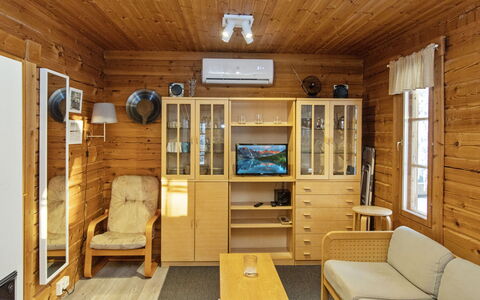 Ressipysäkki 1: Mobilia, Interior Design, Pavimentazione, Pavimento, Tavolo, Soffitto, Cucina & Sala Da Pranzo Tavolo, Illuminazione, Sedia, Casa