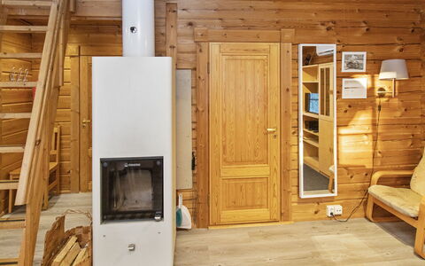 Ressipysäkki 1: Mobilia, Interior Design, Pavimentazione, Pavimento, Tavolo, Soffitto, Cucina & Sala Da Pranzo Tavolo, Illuminazione, Sedia, Casa