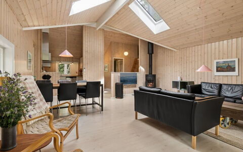 Ellynor - 600M from the Sea: Legna, Interior Design, Soffitto, Mobilia, Pavimentazione, Lampada, Pavimento, Soggiorno, Casa, Camera
