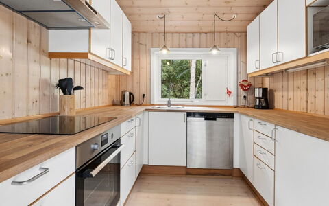 Ellynor - 600M from the Sea: Cucina, Controsoffitto, Pavimentazione, Legna, Elettrodomestico Da Cucina, Interior Design, Cabinetry, Pavimento, Mobilia, Apparecchio Major