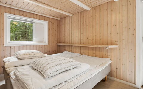 Ellynor - 600M from the Sea: Camera Da Letto, Legna, Soffitto, Interior Design, Letto, Pavimento, Pavimentazione, Lenzuolo, Bedding, Camera